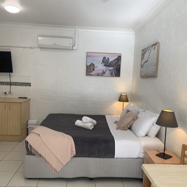 room with a king size bed