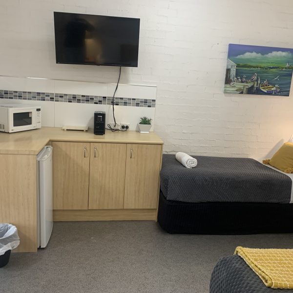 ocean shores twin room with tv and mini kitchen